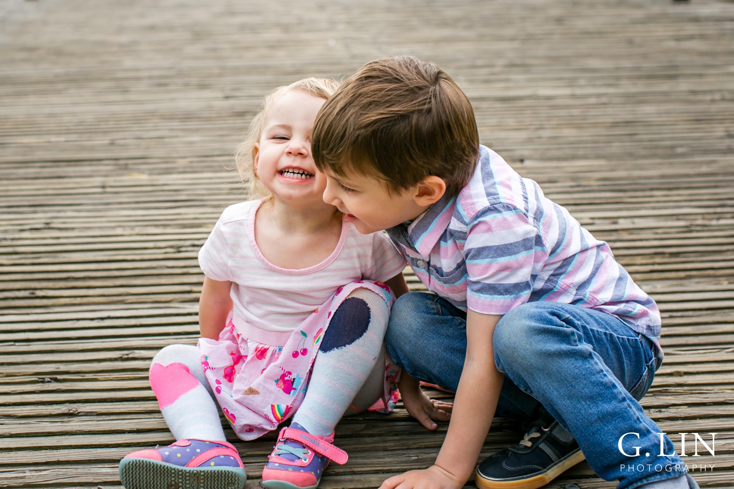 Raleigh Family Photographer | G. Lin Photography | Children sitting on ground at Pullen Park