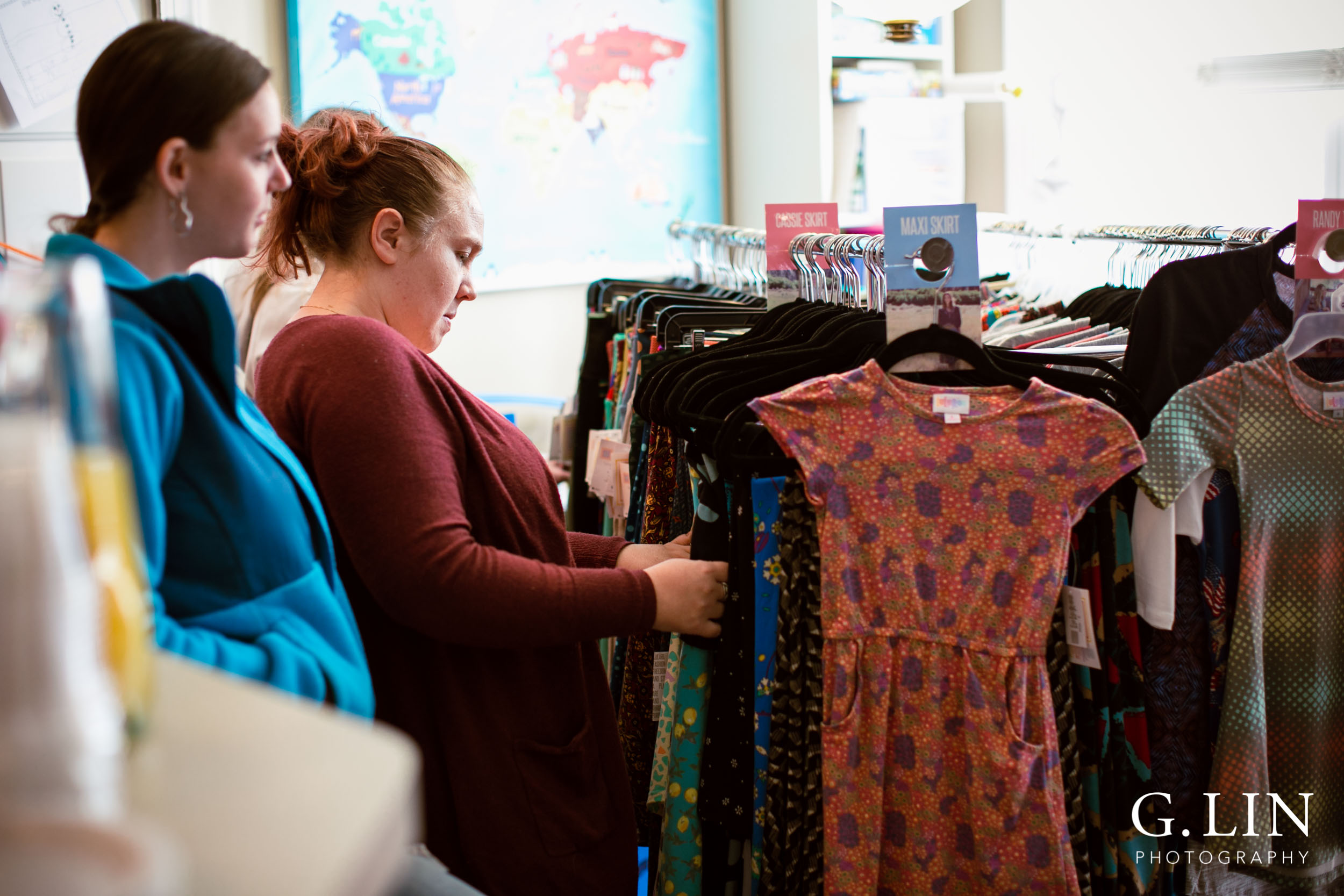Raleigh Event Photographer | G. Lin Photography | Women browsing at clothing during event