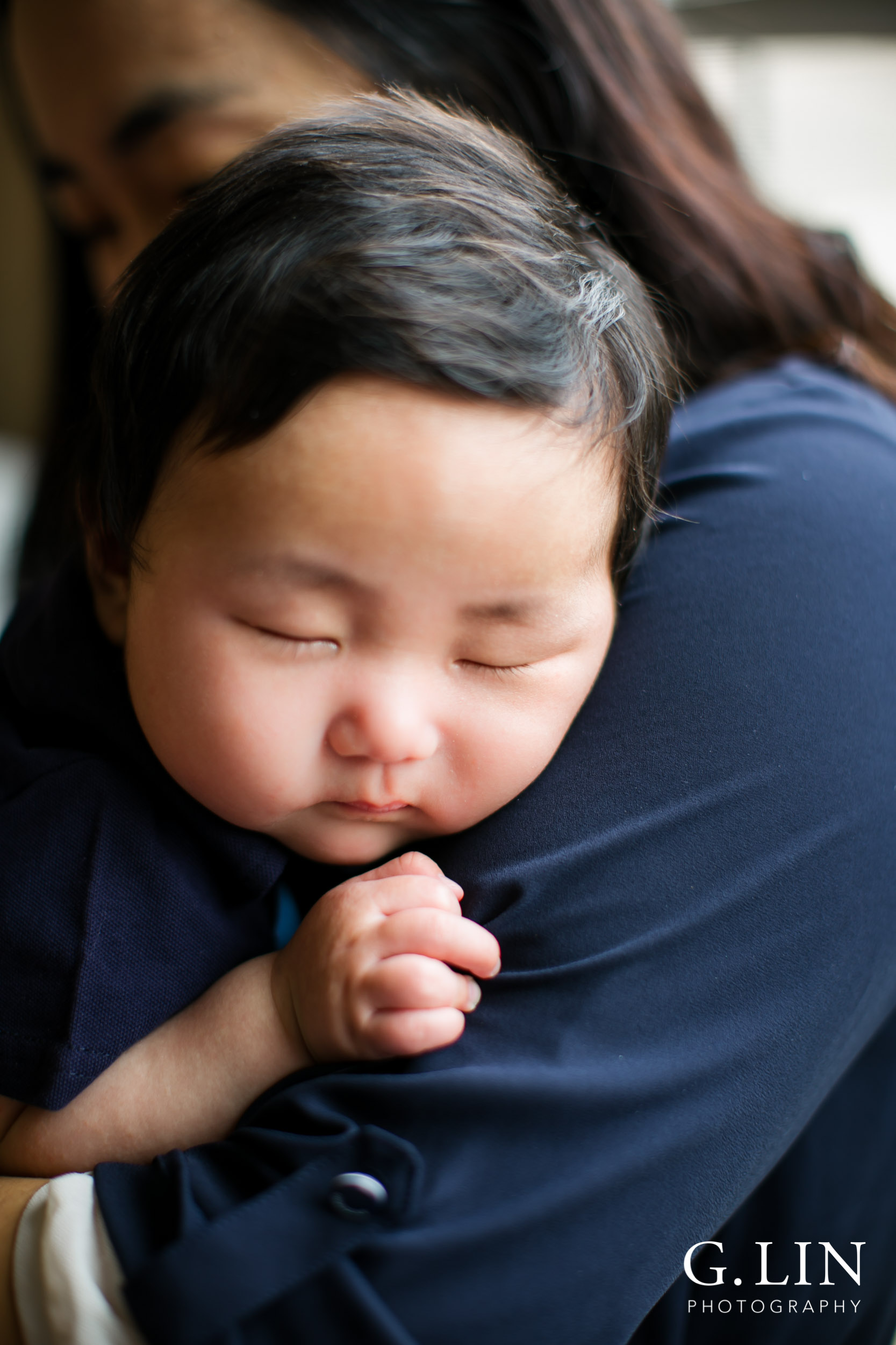 Durham Family Photographer | G. Lin Photography | Baby sleeping on mom's shoulder