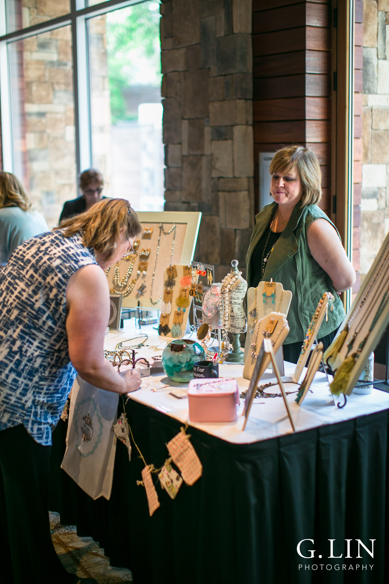 Raleigh Event Photographer | G. Lin Photography | Woman browsing jewelry at table