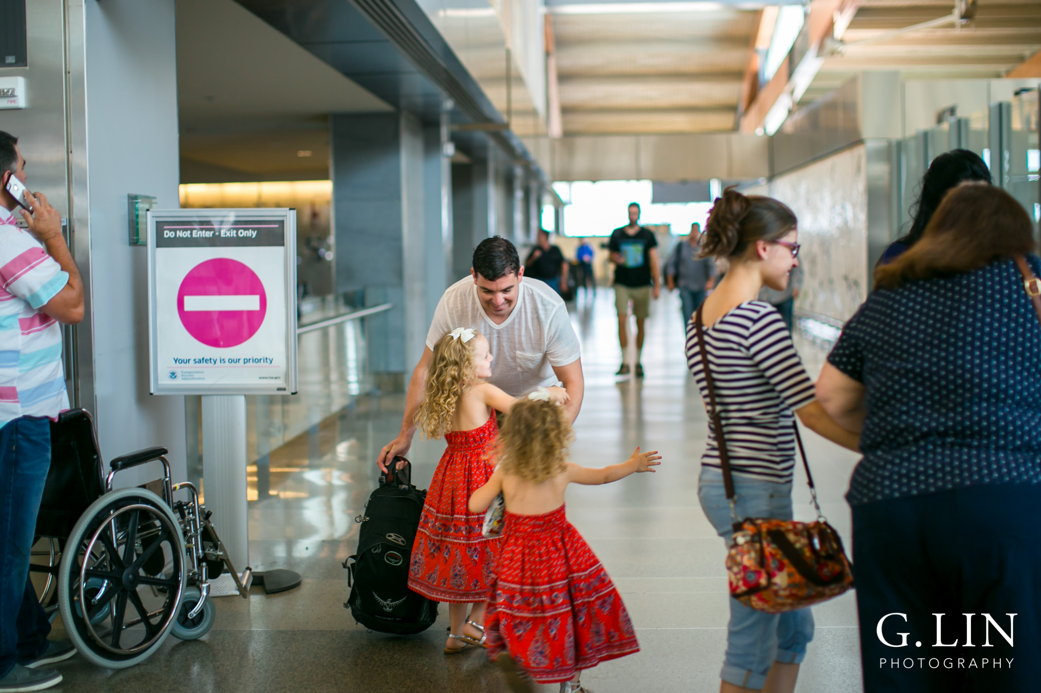 Raleigh Family Photographer | G. Lin Photography | little girls greeting their dad at airport