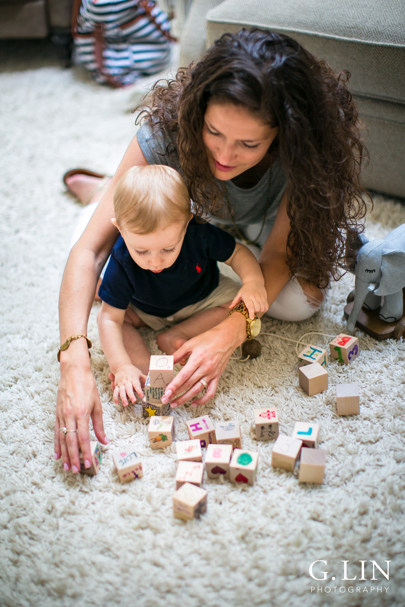 Raleigh Lifestyle Photographer | G. Lin Photography | Mom and baby playing with blocks | Close up shot