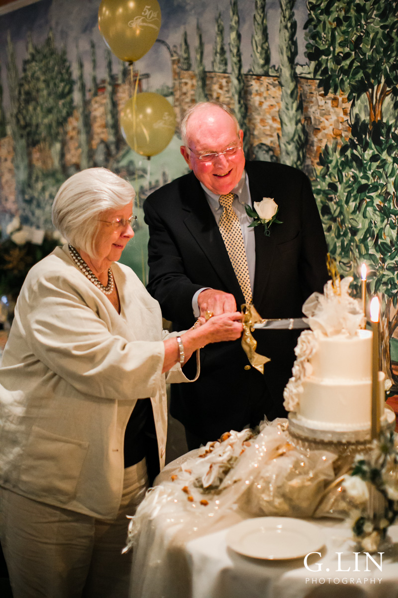 Raleigh Family Photographer | G. Lin Photography | Couple cutting the wedding cake on table