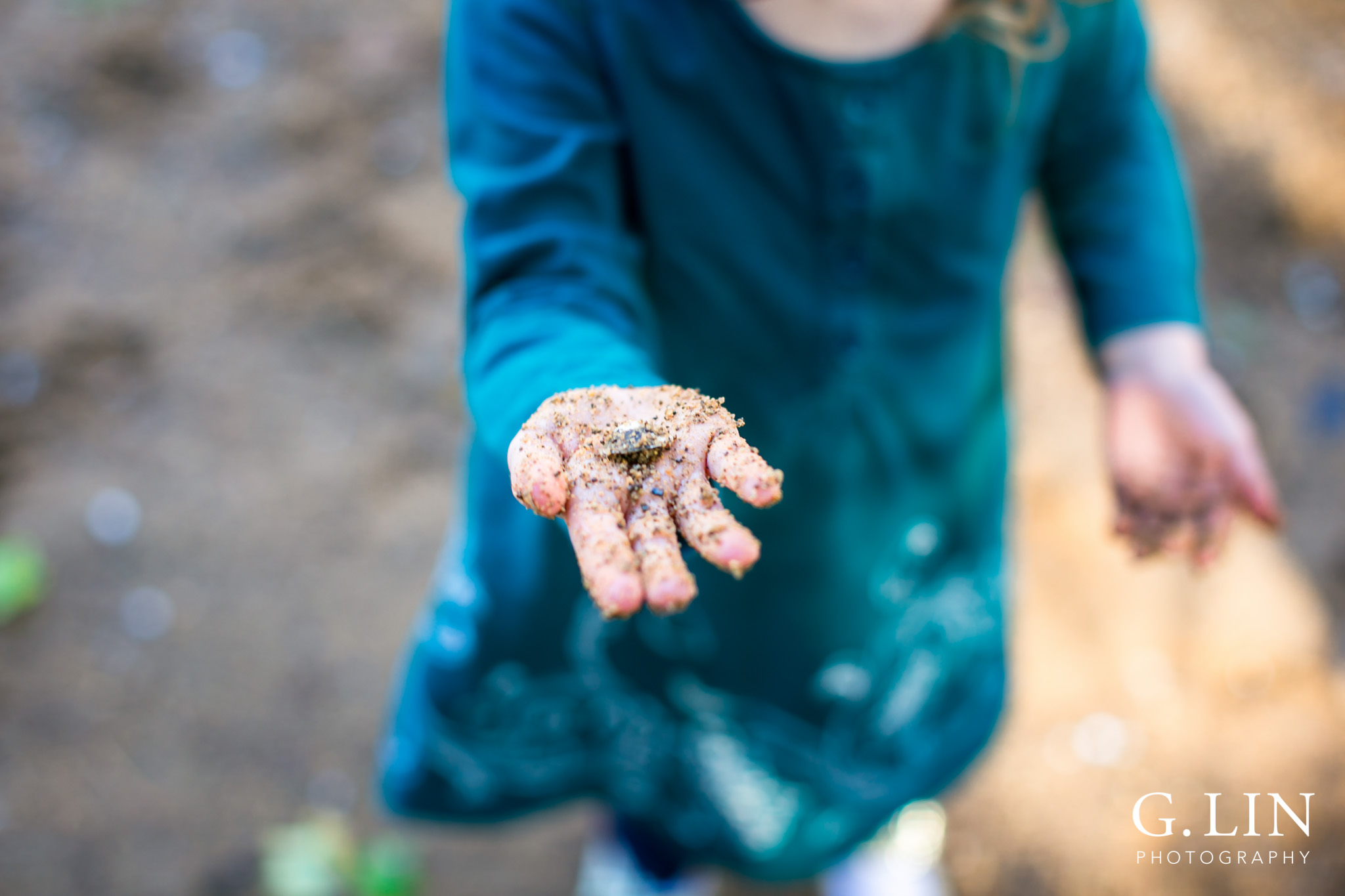 Durham Family Photographer | G. Lin Photography | Girl holding a shell in her hand