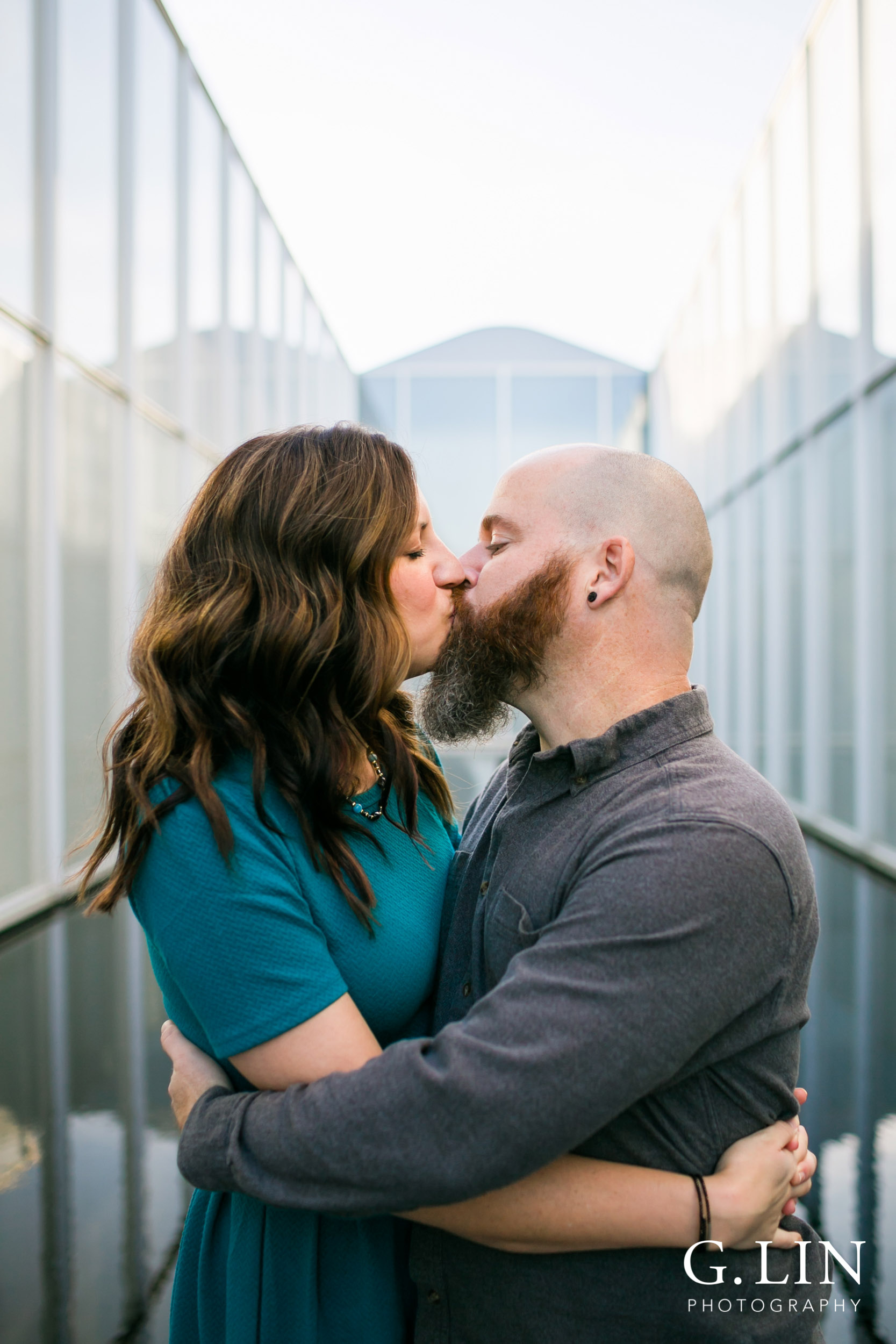 NC Museum of Art Raleigh Family Photographer | G. Lin Photography |  Mom and dad kissing and holding each other