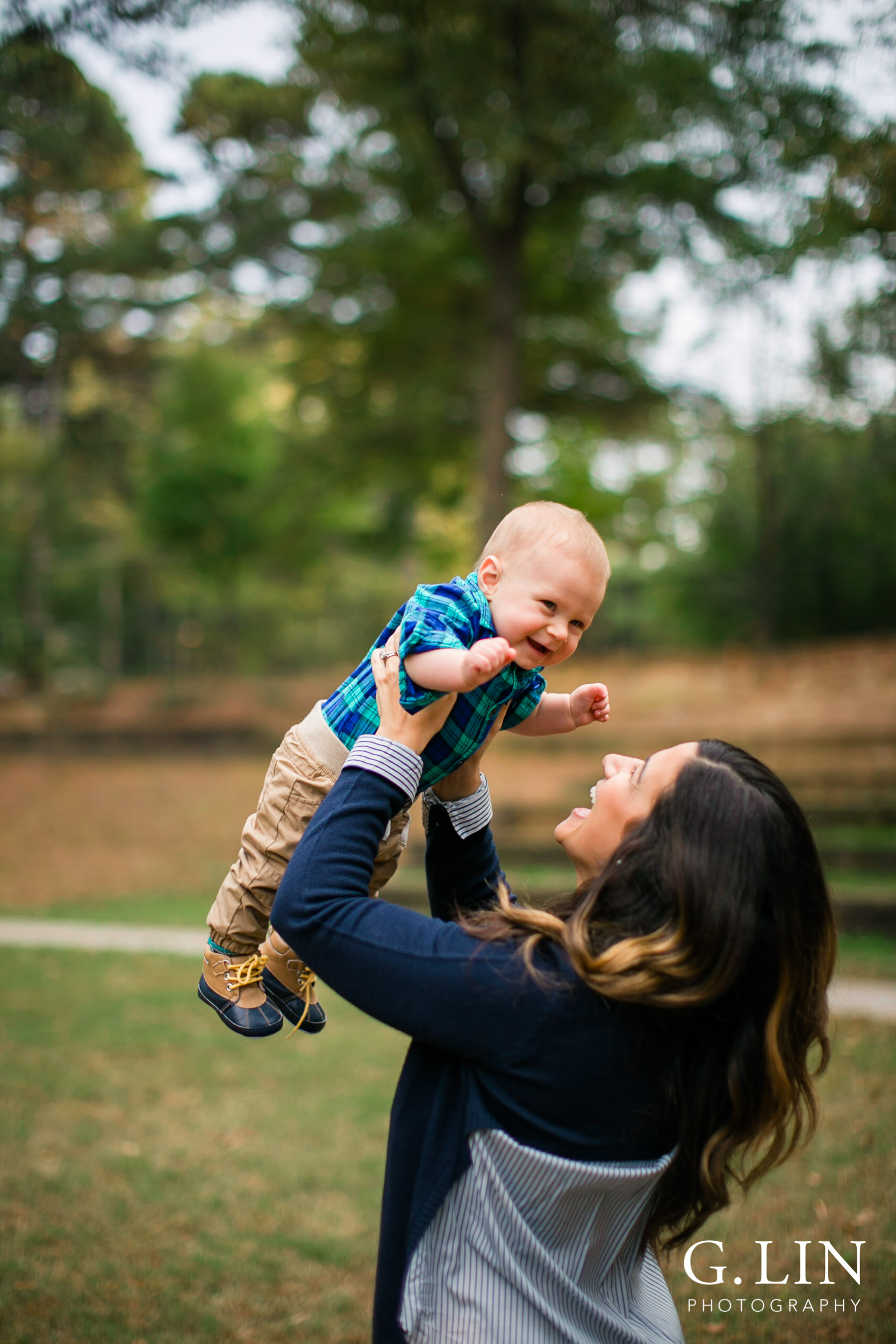 Raleigh Newborn Baby Photographer | G. Lin Photography | Mom playing with baby outside in park 