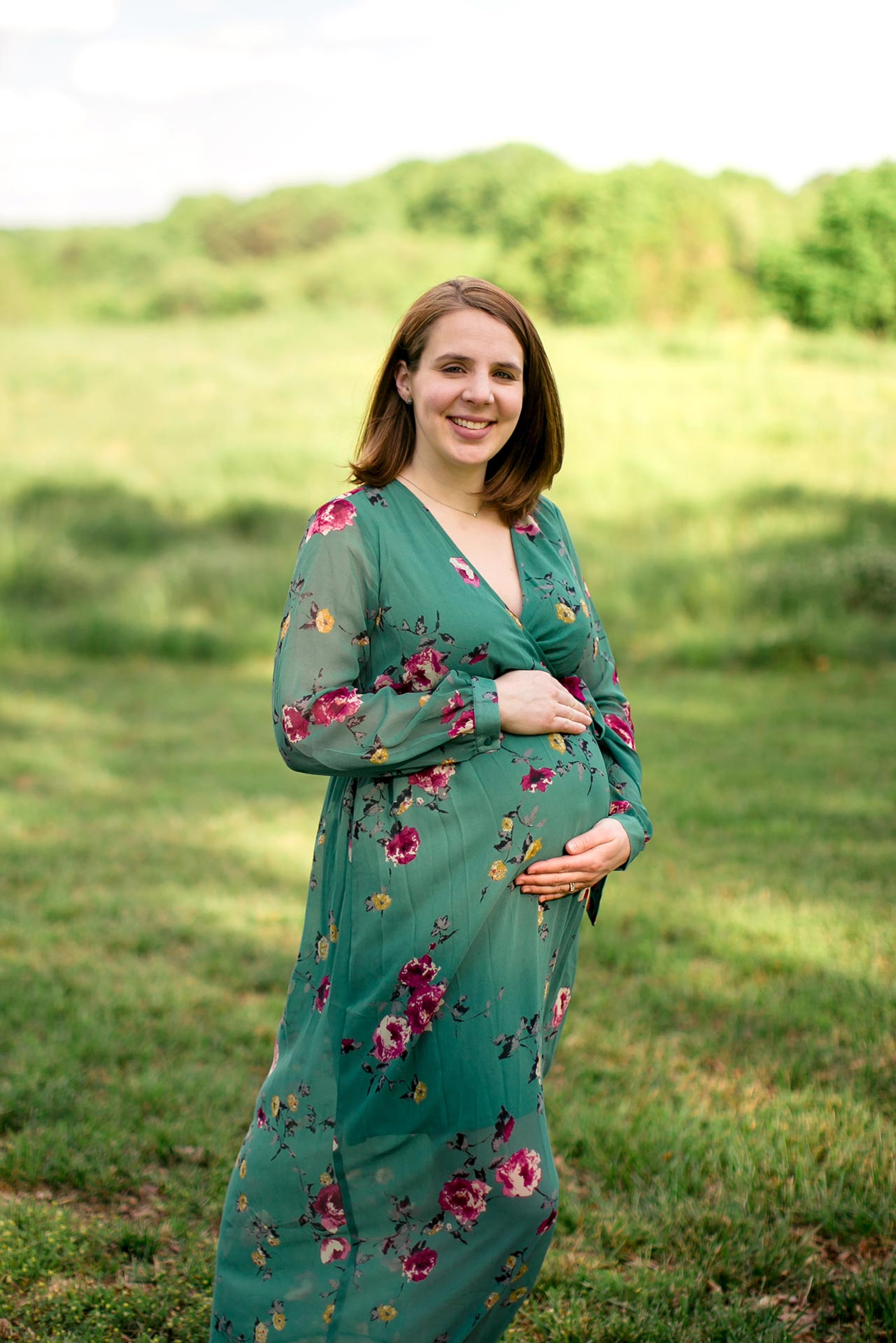 Durham Maternity Photographer | G. Lin Photography | Pregnant mom standing in the field