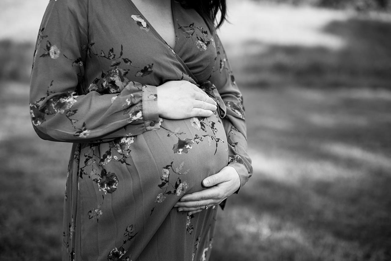 Raleigh Maternity Photographer | G. Lin Photography | Gorgeous black and white maternity photo of mother