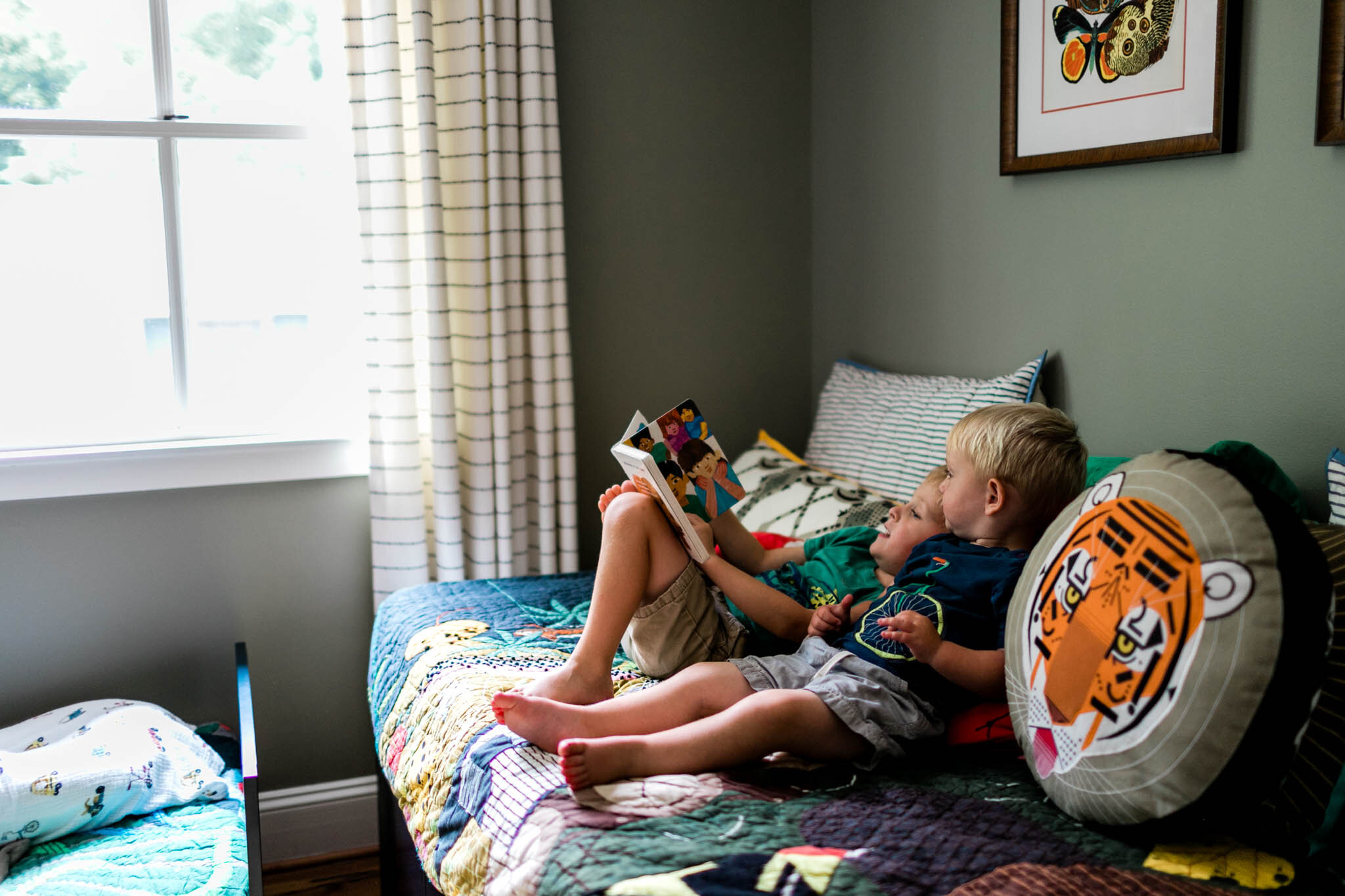 Durham Newborn Photographer | By G. Lin Photography | brothers laying on bed and reading