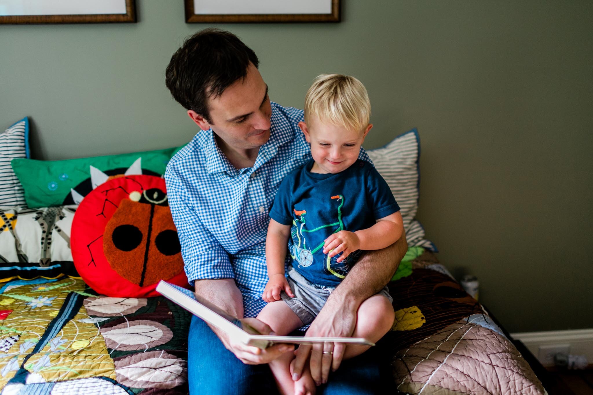 Durham Newborn Photographer | By G. Lin Photography | father reading to son
