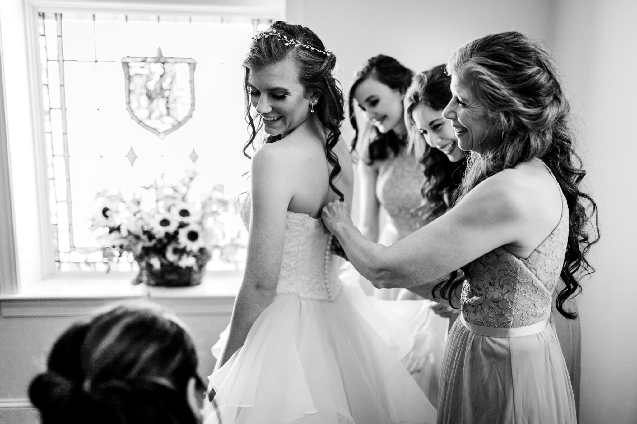 Durham Wedding Photographer | By G. Lin Photography | Mother of the bride zipping up bride