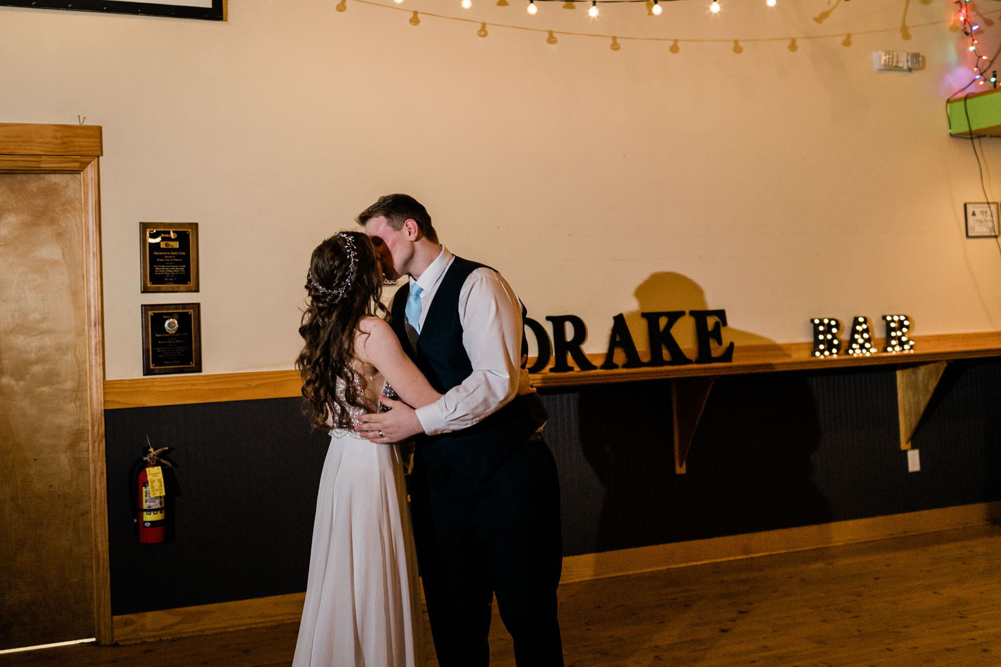Durham Wedding Photographer | By G. Lin Photography | Bride and groom kiss during first dance