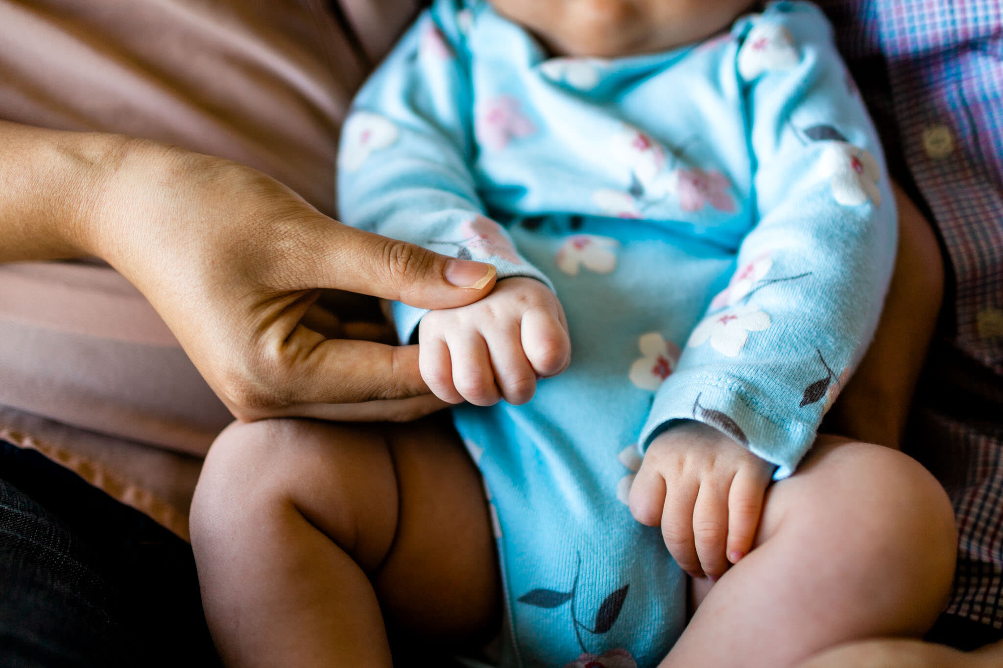 Raleigh Newborn Photographer | By G. Lin Photography | Close up of baby's hands