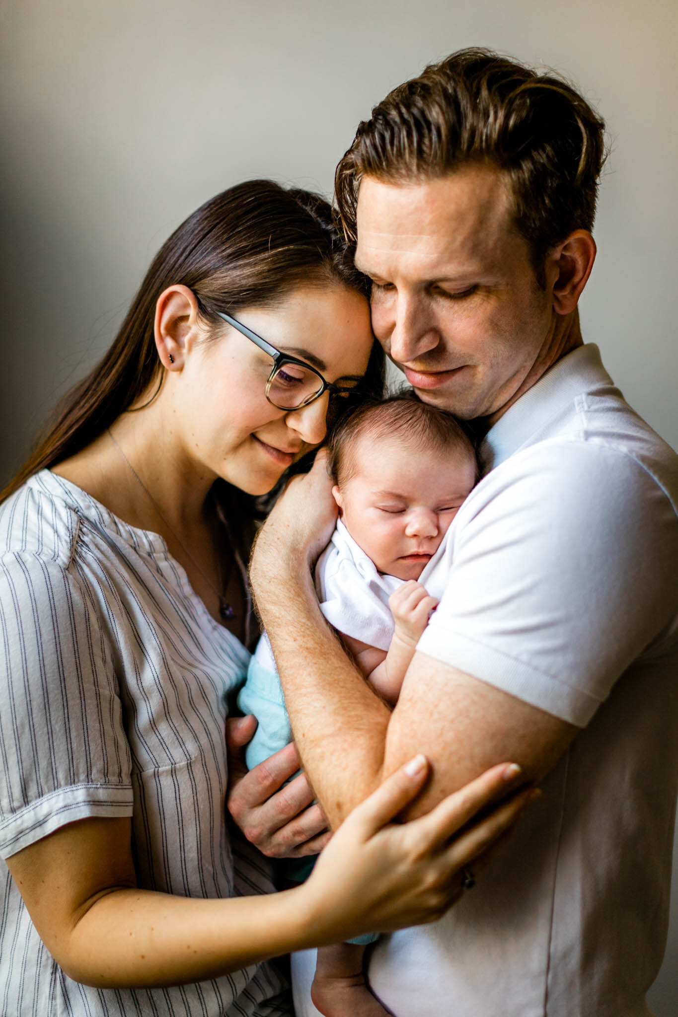 Raleigh Newborn Photographer | By G. Lin Photography | Mother and father holding baby in the middle