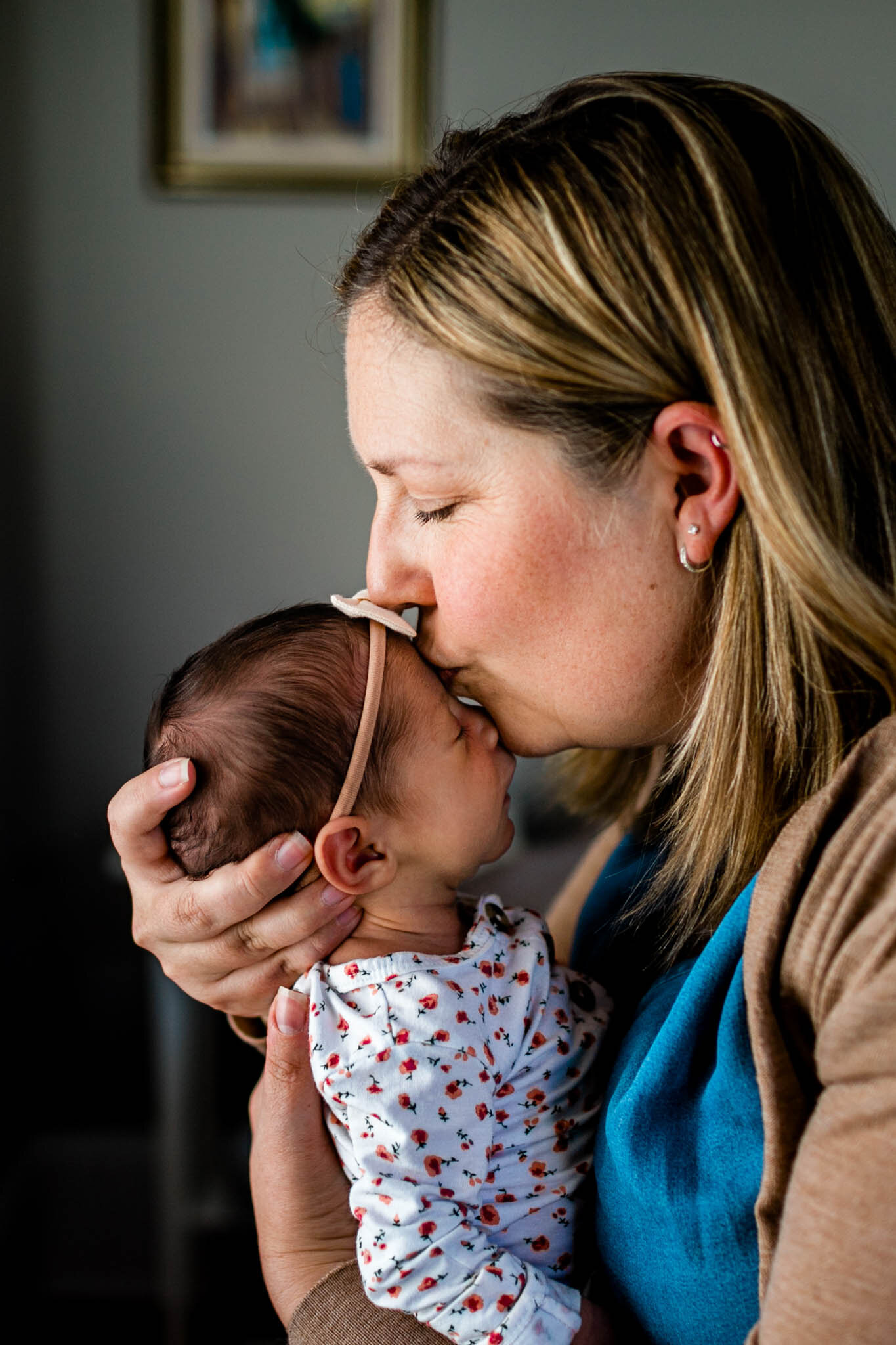 Durham Newborn Photographer | By G. Lin Photography | Mom kissing baby on head
