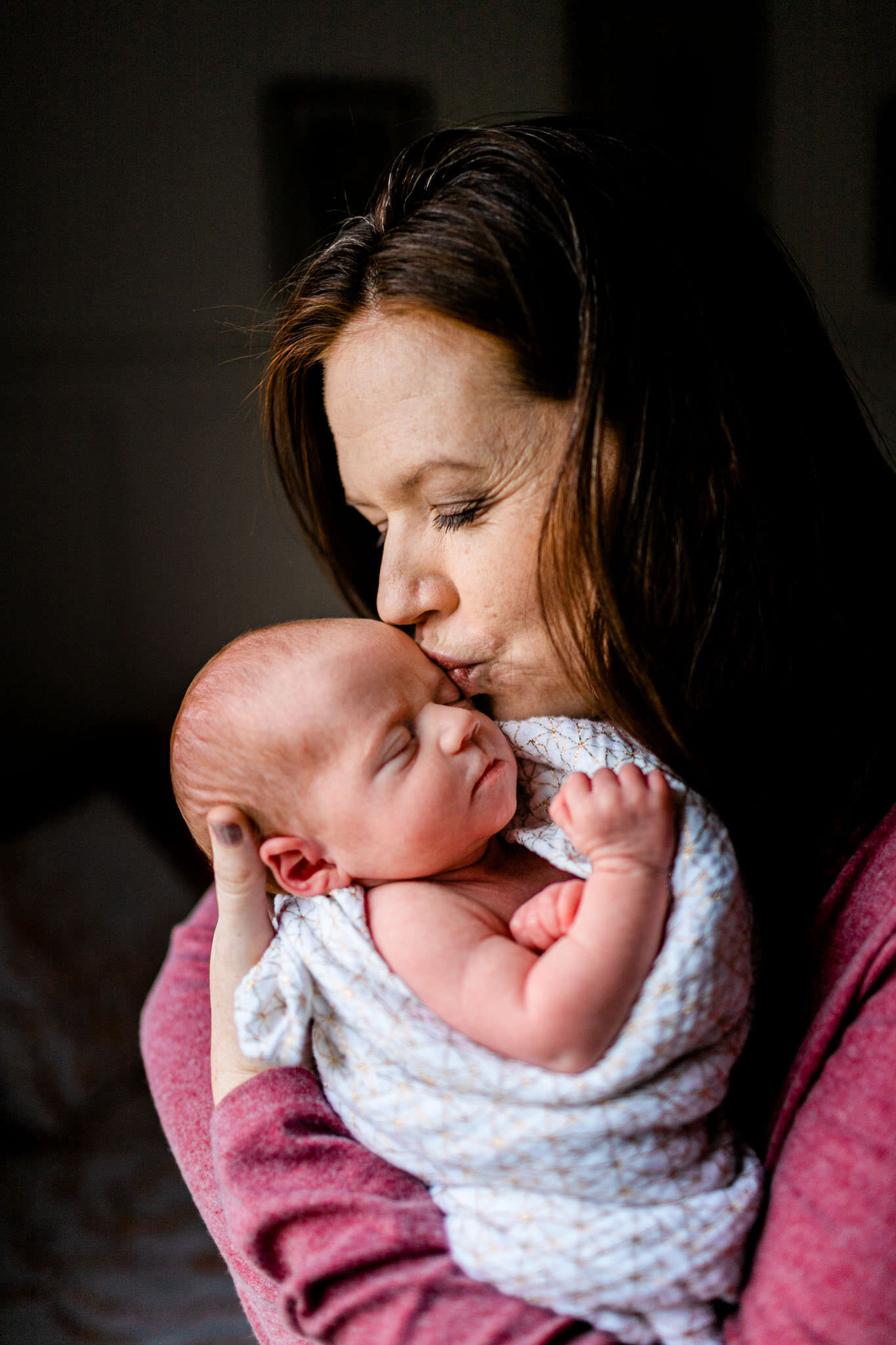 Hillsborough Newborn Photographer | By G. Lin Photography | Mother kissing baby girl on cheek