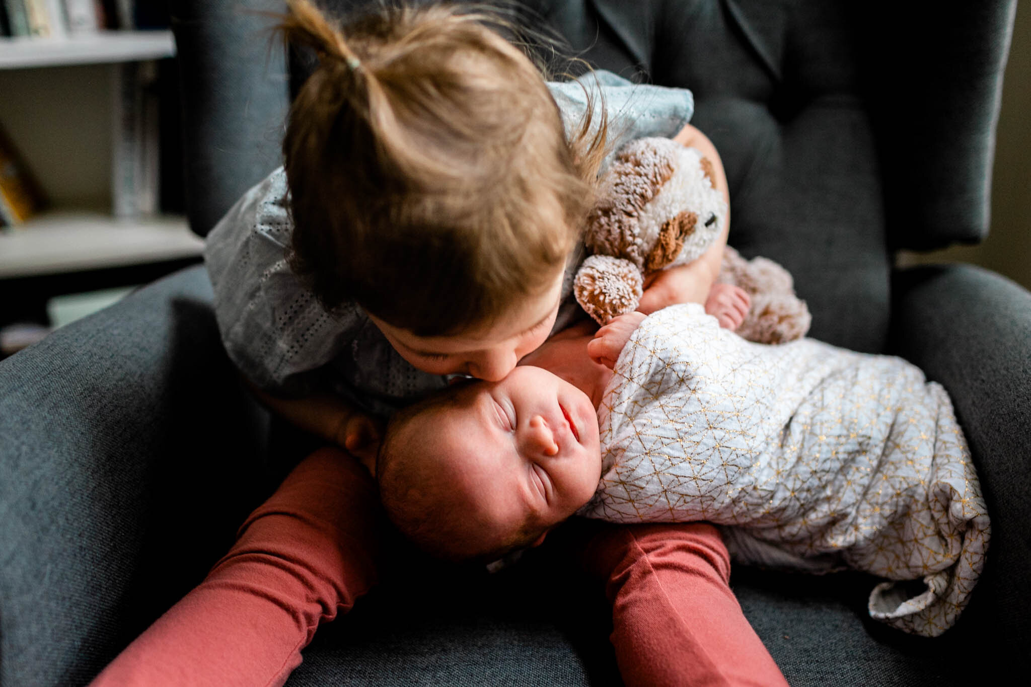 Hillsborough Newborn Photographer | By G. Lin Photography | Little girl kissing baby sister on head
