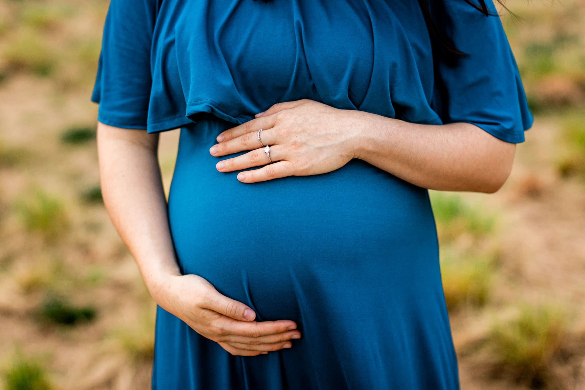 Raleigh Maternity Photographer | By G. Lin Photography | NC Museum of Art | Woman in blue dress