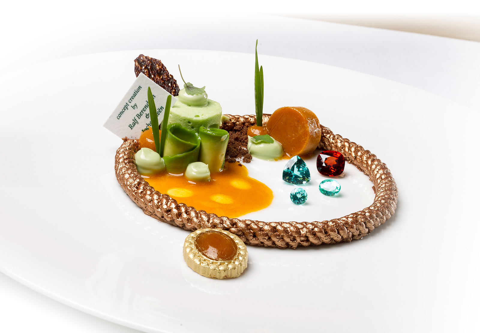 DESSERT ' COLLIER JOCHEN LEËN ' Michelin star restaurant ' La Source ' serves a dessert, made in collaboration with chef Ralf Berendsen and jewellery designer Jochen Leën. Collier Jochen Leën : Chocolate | Buckthorn berries | avocado | wheat germ Restaurant La Source is located inside La Butte aux Bois. By appointment it is possible to arrange a private dinner appointment to see our selection of jewelry. 