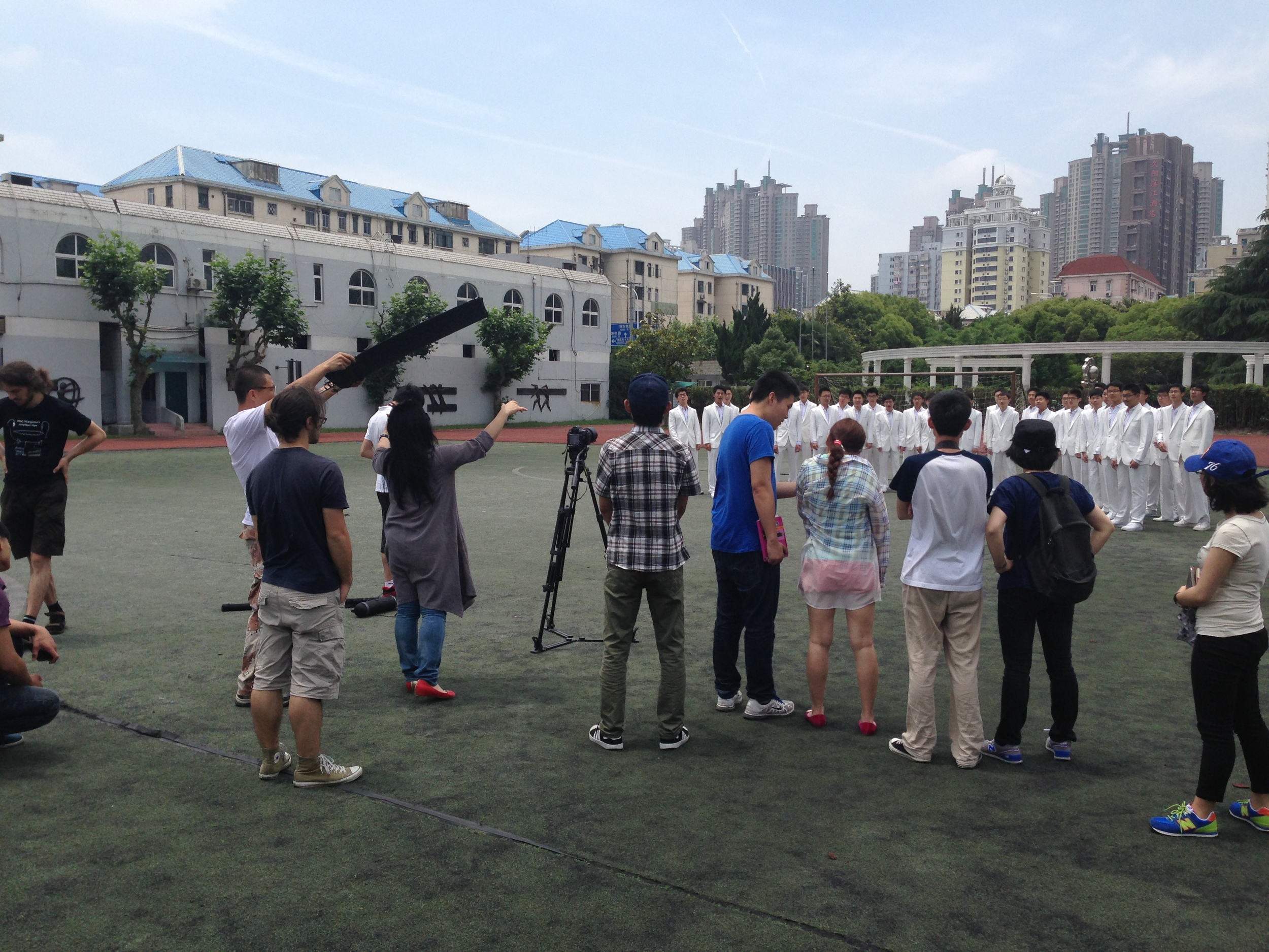 Shooting the choir singing on campus of Yangjing High School.