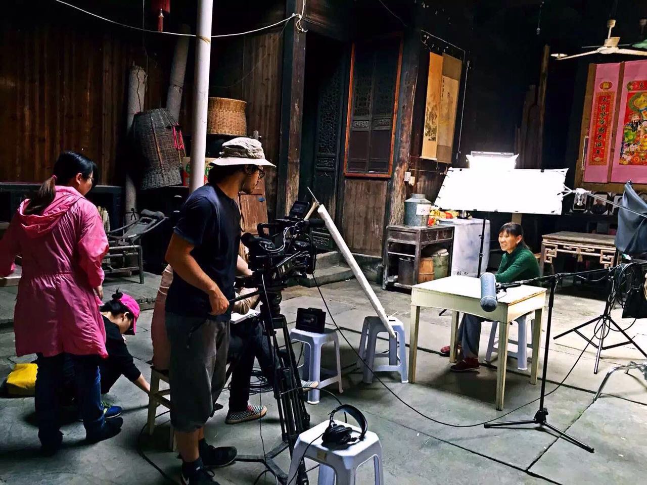 Interviewing a villager in an old house in Shang Xiao Qi.