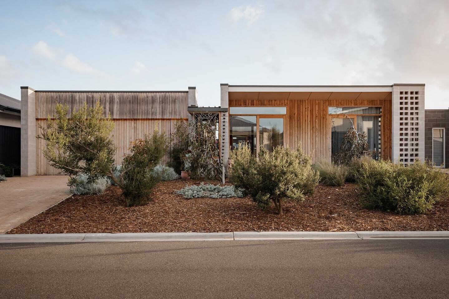 Patching Street fa&ccedil;ade. Love the natural materials used here, perfectly complemented by the native garden. Great work by @ironsmcduff. #tonyevansphoto 
.
.
.
.
.
.
#design #architecture #architecturephotography #architecturephotographer #archi