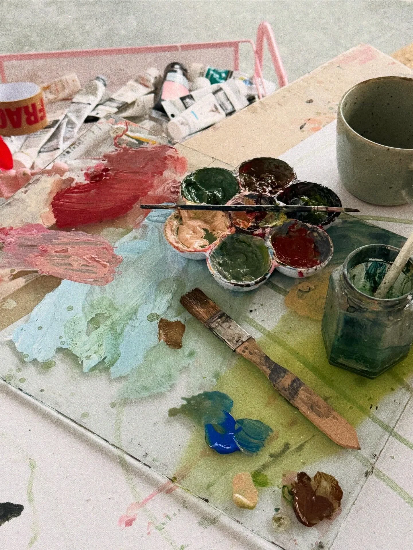 I&rsquo;ve been here in my new studio, loving it. Hot water bottle, blood orange, sage and candlelight + new work in the making.

#artiststudio #contemporaryartist #paintingprocess #artistlife #slowliving