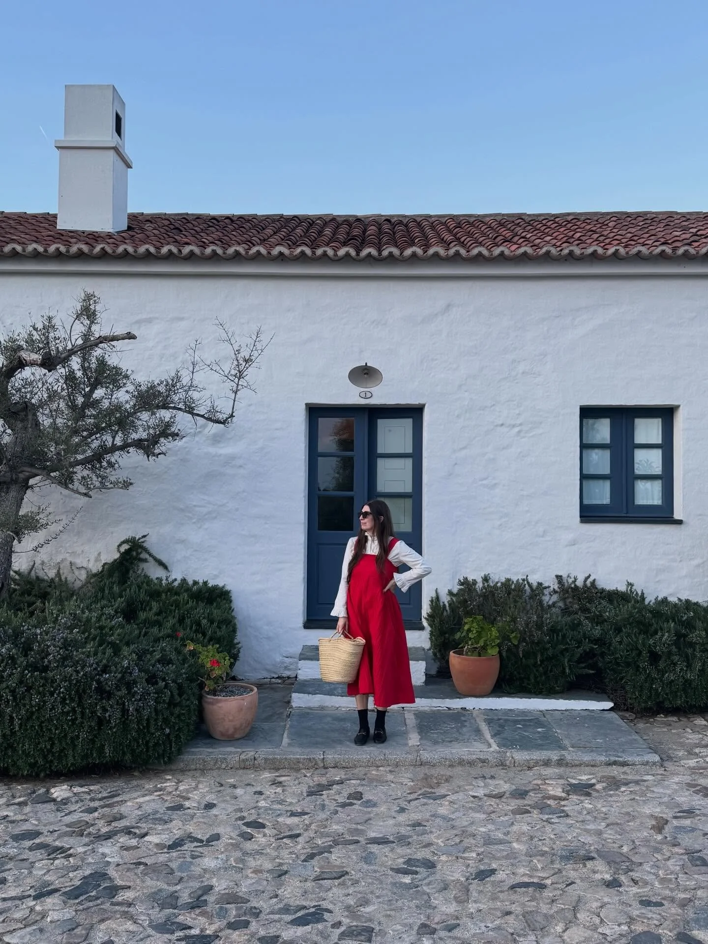 SPRING and I was blessed with the sun on my skin for my birthday this weekend 🌞 
Ft a magical trip with @birdtravelpr @sao_lourenco_do_barrocal, beach times, tulip fever. Paintings in progress. Giant bows and my girls. Did you know I&rsquo;m a cat m