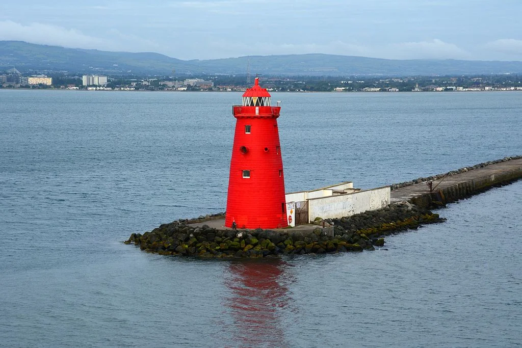 Poolbeg Lighthouse at the end of the Great South Wall (Photo: Ian Mantel, Wikimedia Commons).