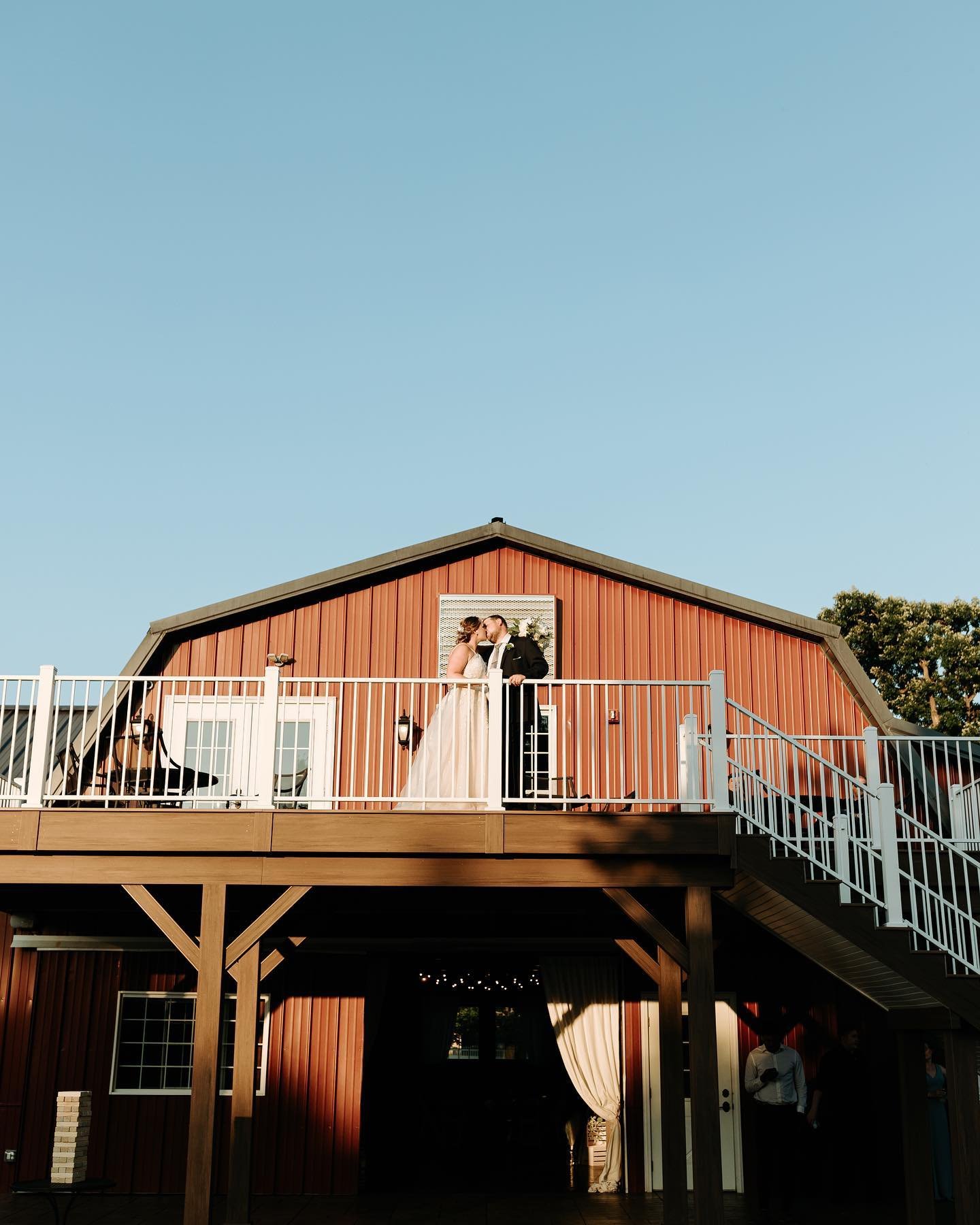 ✨ Feature Friday - Rachel + Chris

From the most gorgeous detail photos to the pure love displayed by Rachel and Chris, @tiffanychristina.photography captured it all so perfectly. 🤍

💒 Rustic Manor 1848
📸 @tiffanychristina.photography 
💐 @urbanse