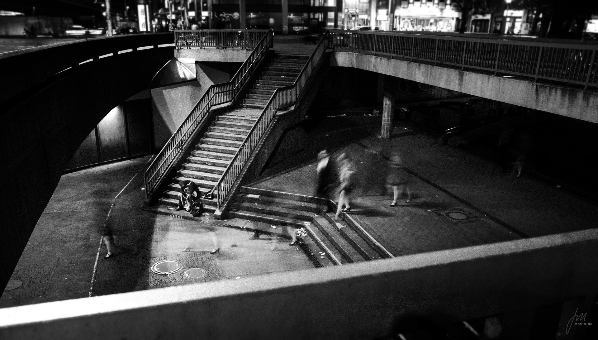 This picture is a multi-layered image. The focus rests on her shoe while it is contrasted by the rough environment and the guy sleeping on the steps. Opposites as they commonly appear in bigger cities and nobody gives a ****.