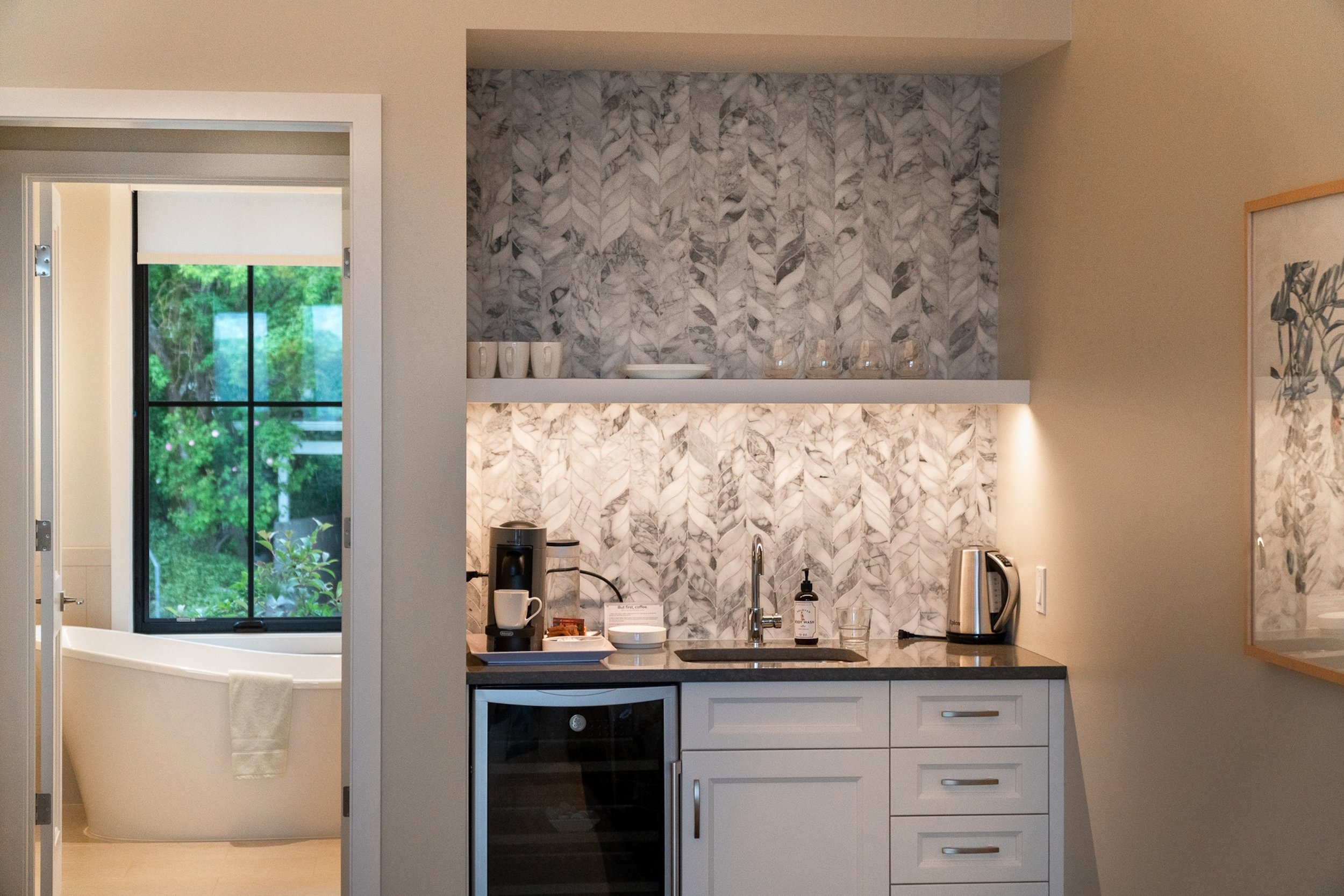 Bathroom_tub_hotel_suite_large_modern.jpg