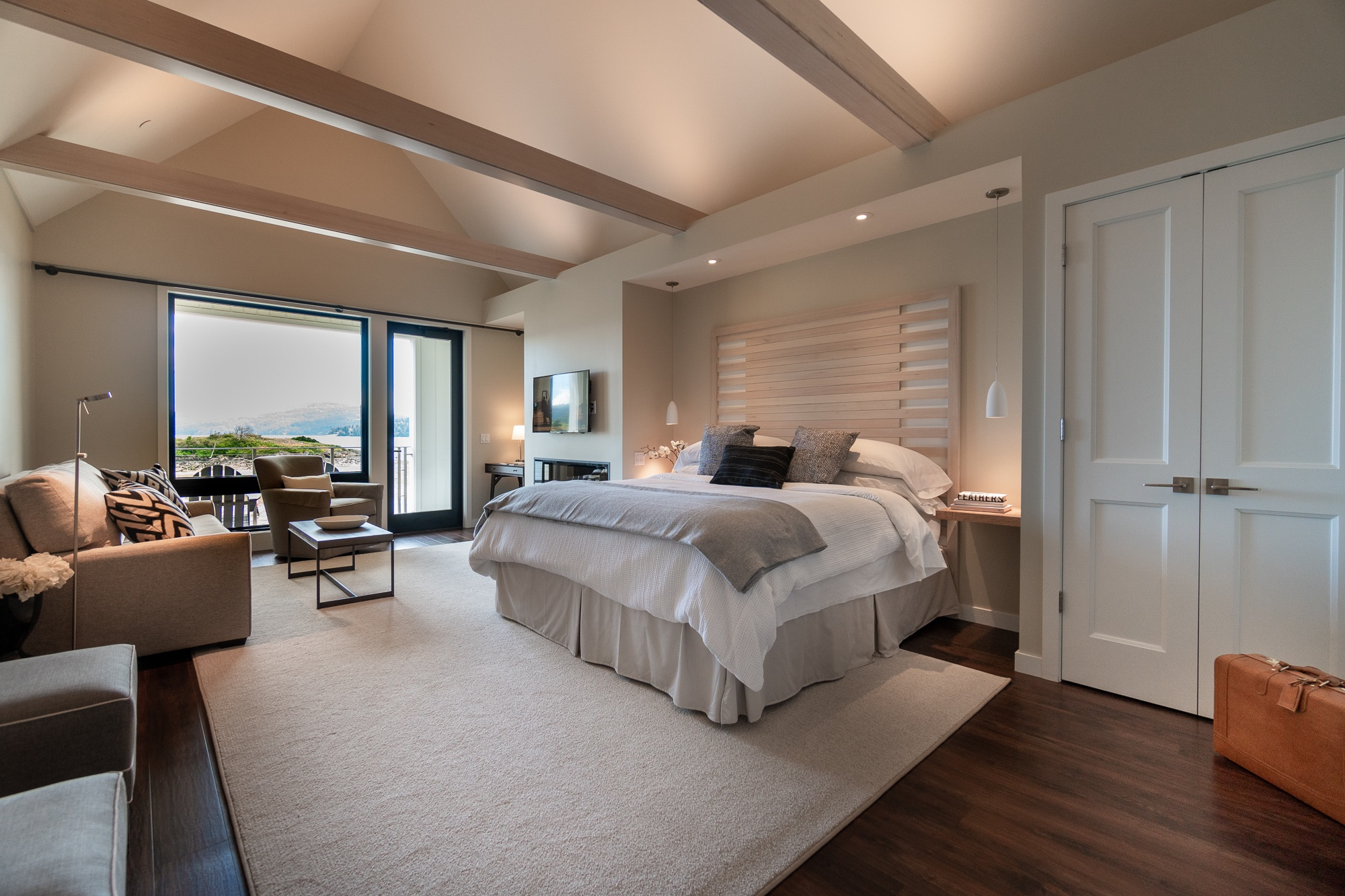 king-suite-outlook-inn-waters-edge-hotel-waterfront-orcas-sanjuanislands.jpg
