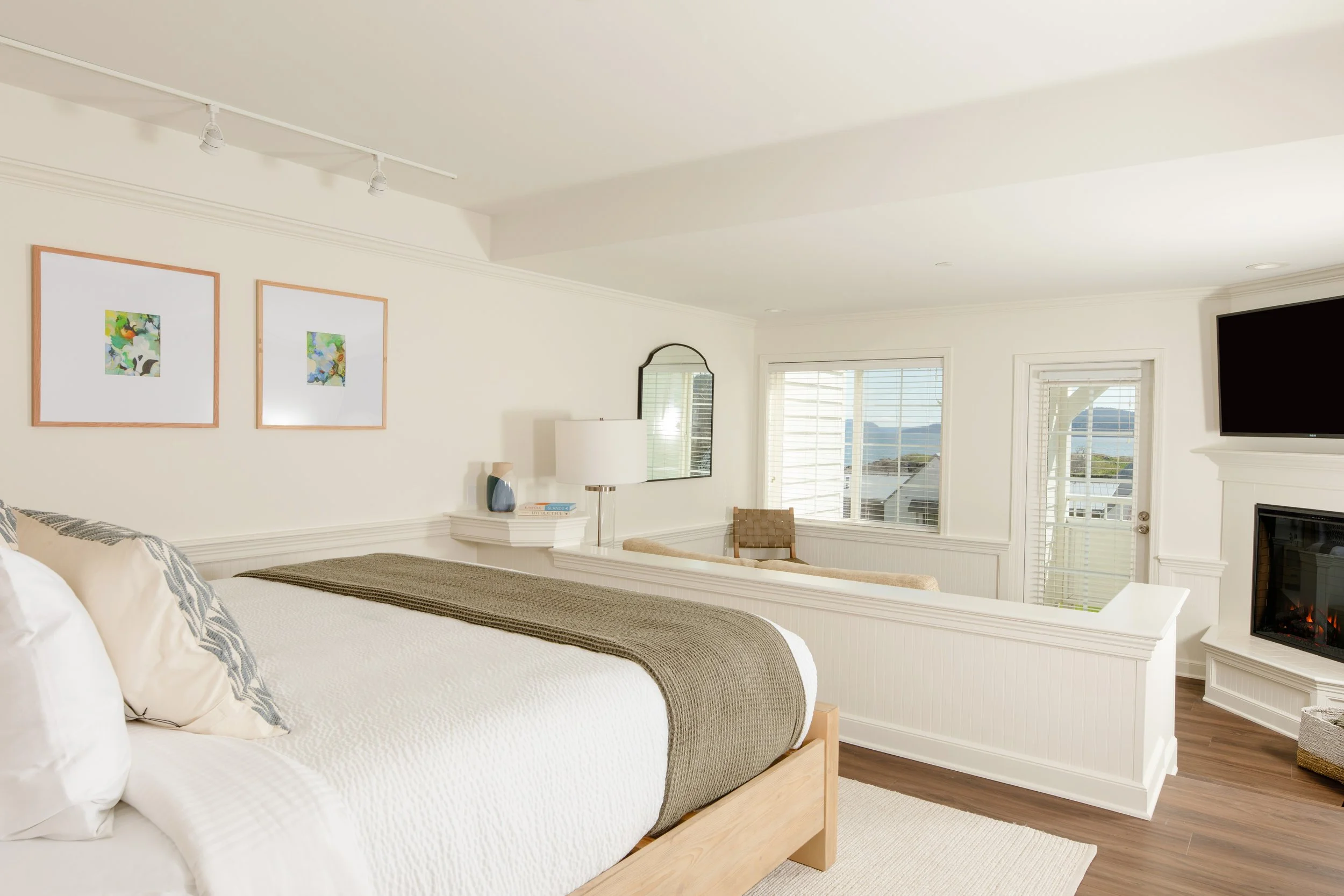 Deluxe+King+Suite+Bay+View+Outlook Inn.jpg