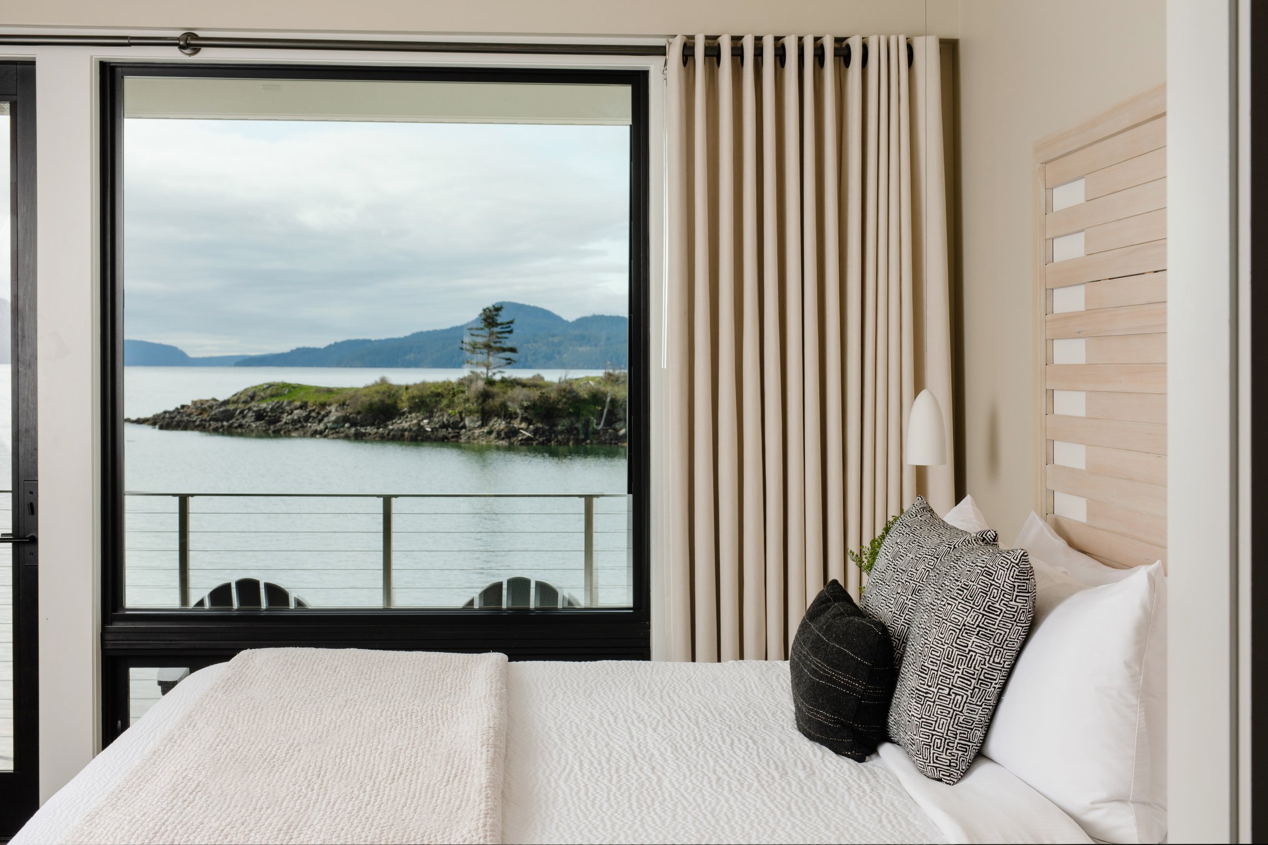 Waters+Edge+Outlook+Inn+View+Kingbed.jpg