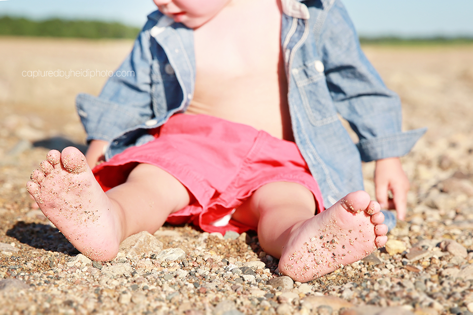 8-central-iowa-children-family-baby-photographer-huxley-desmoines-ankeny-polk-city-saylorville-lake-beach-boys-sailboat-snails-schlichte.png