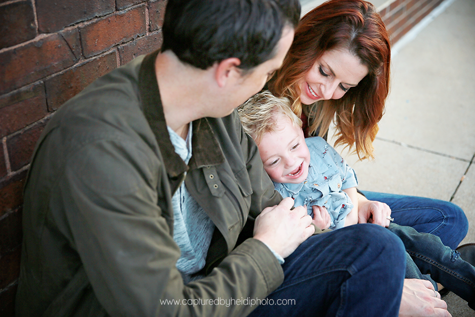 3-central-iowa-family-photographer-huxley-ames-desmoines-downtown-court-ave-nick-shandra-vanberkum-captured-by-heidi.png