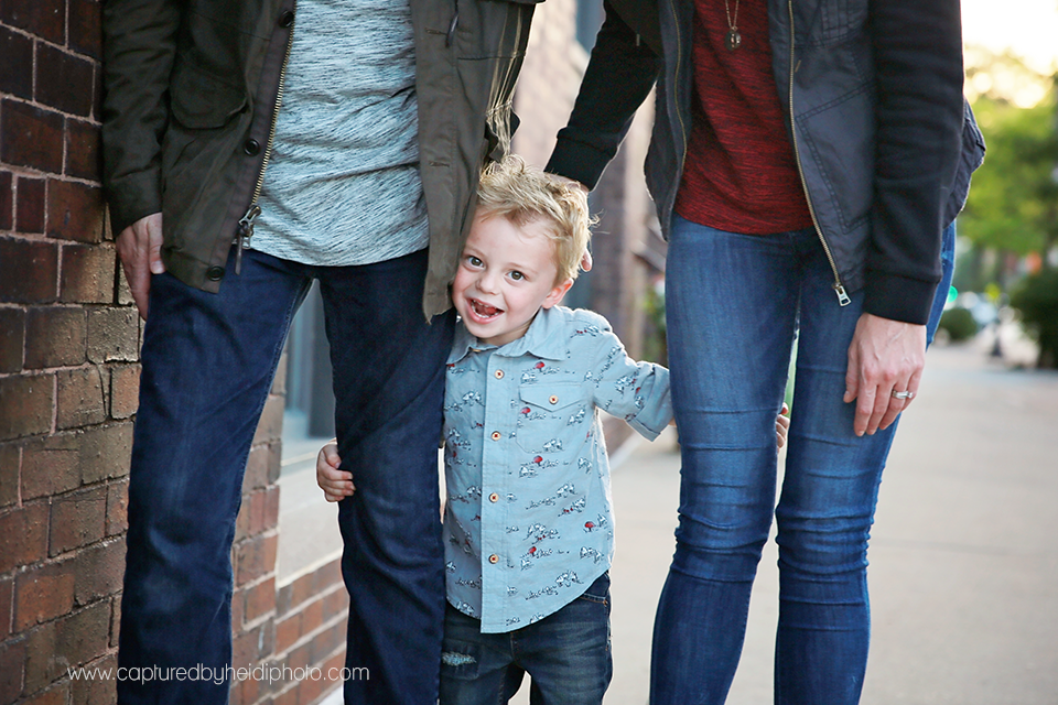 2-central-iowa-family-photographer-huxley-ames-desmoines-downtown-court-ave-nick-shandra-vanberkum-captured-by-heidi.png