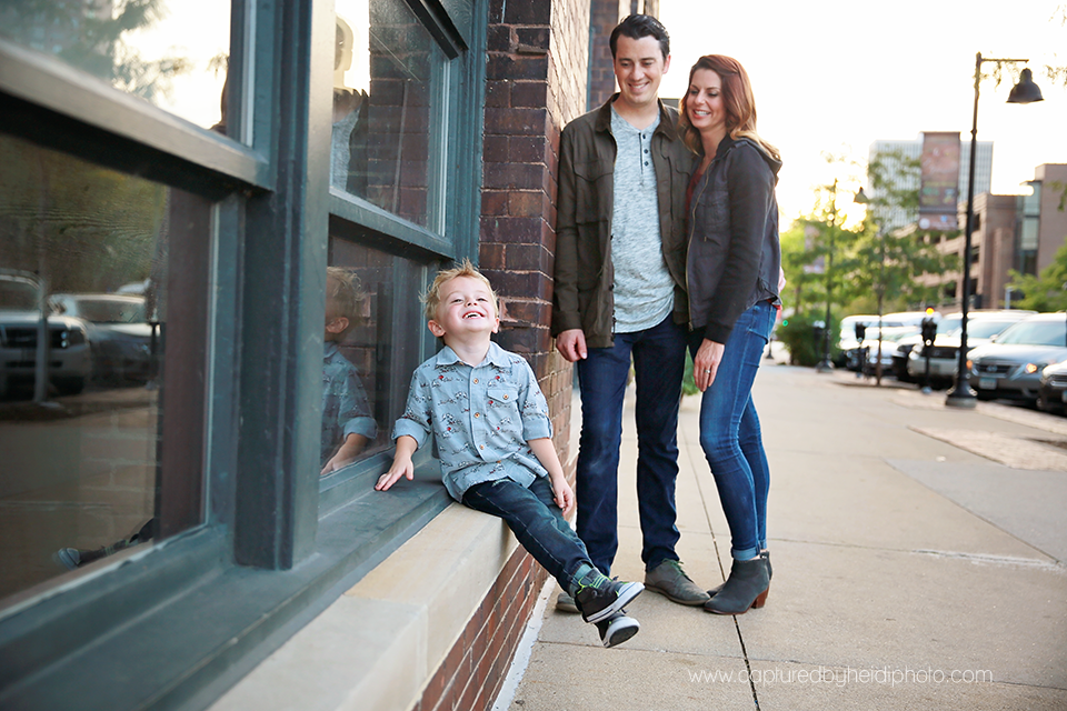 5-central-iowa-family-photographer-huxley-ames-desmoines-downtown-court-ave-nick-shandra-vanberkum-captured-by-heidi.png