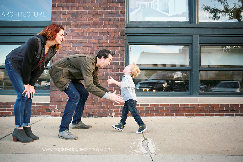 4-central-iowa-family-photographer-huxley-ames-desmoines-downtown-court-ave-nick-shandra-vanberkum-captured-by-heidi.png