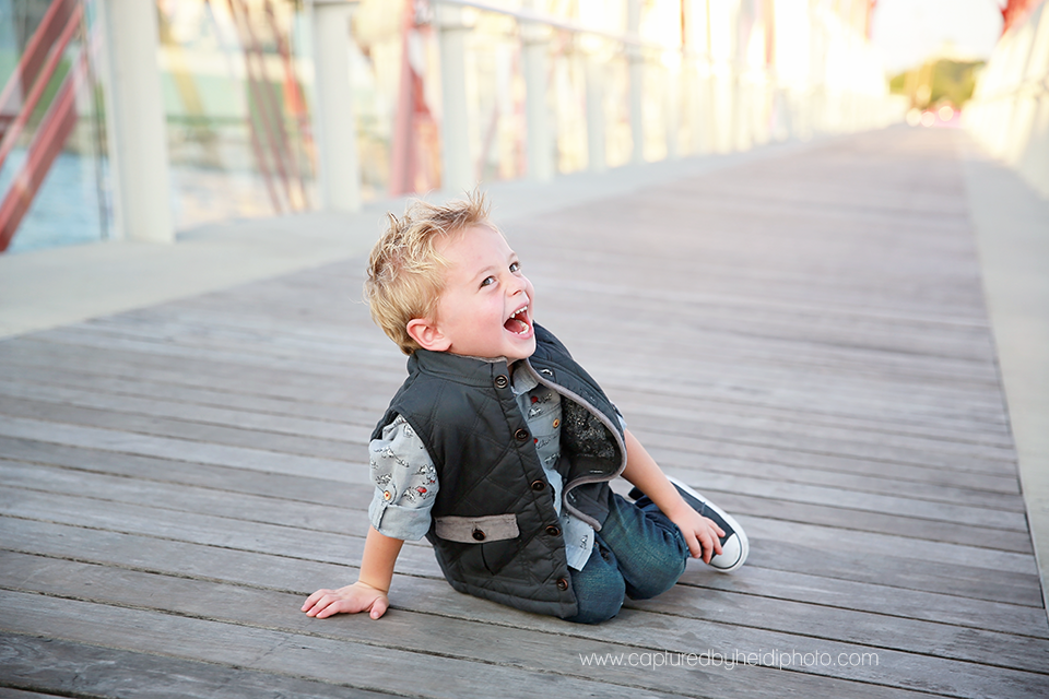 6-central-iowa-family-photographer-huxley-ames-desmoines-downtown-court-ave-nick-shandra-vanberkum-captured-by-heidi.png