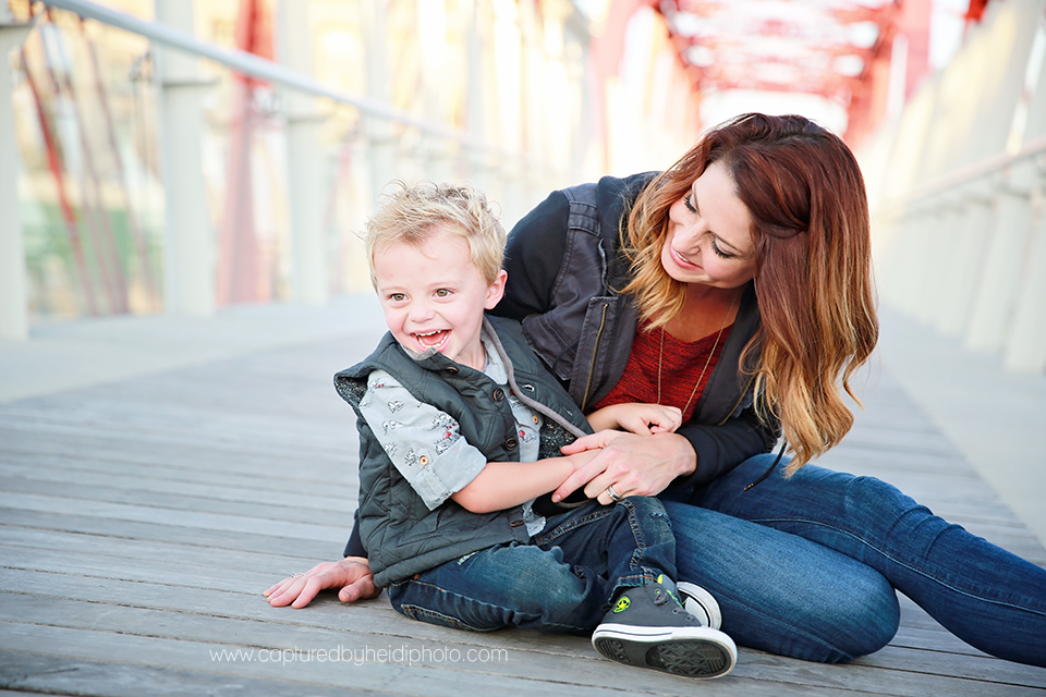 7-central-iowa-family-photographer-huxley-ames-desmoines-downtown-court-ave-nick-shandra-vanberkum-captured-by-heidi.png