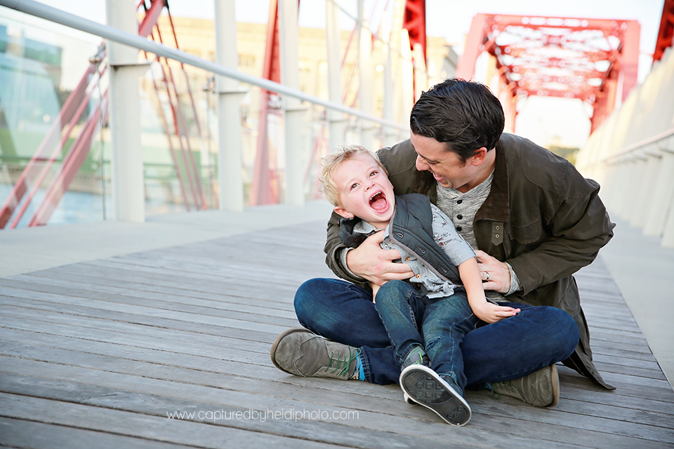 8-central-iowa-family-photographer-huxley-ames-desmoines-downtown-court-ave-nick-shandra-vanberkum-captured-by-heidi.png