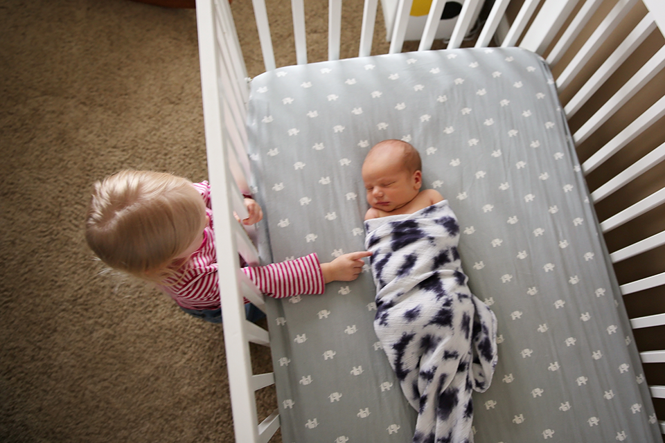 2-central-iowa-newborn-photographer-captured-by-heidi-photography-heidi-hicks-huxley-ankeny-desmoines-in-home-lifestyle-session-big-sister-crib-michelle-haupt.png