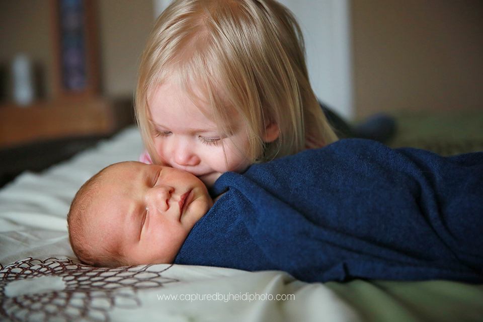 6-central-iowa-newborn-photographer-captured-by-heidi-photography-heidi-hicks-huxley-ankeny-desmoines-in-home-lifestyle-session-big-sister-crib-michelle-haupt.png