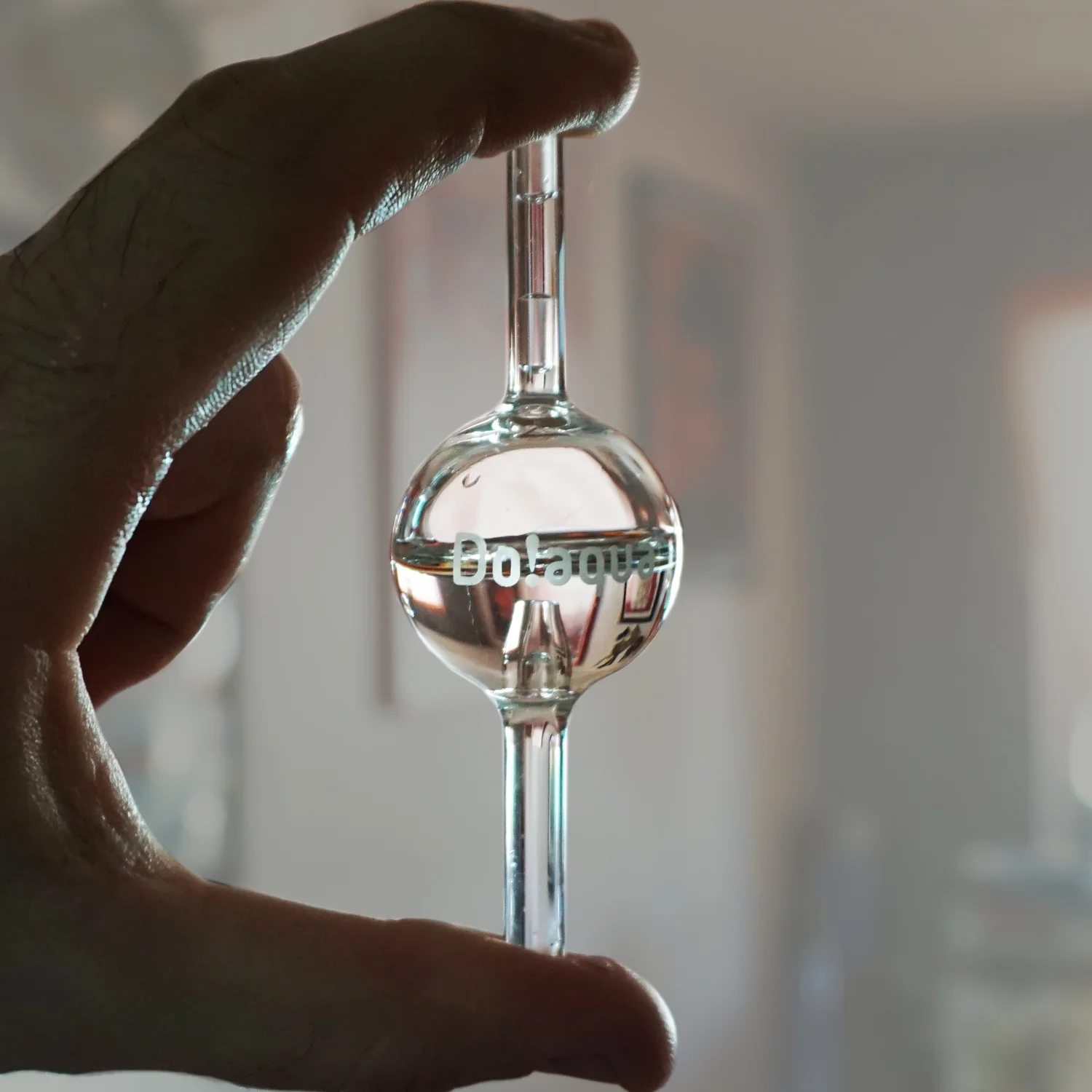 Fill the bubble counter with water. As the gas passes through you will see a bubble form in the water allowing you to count the bubbles going into your aquarium.
