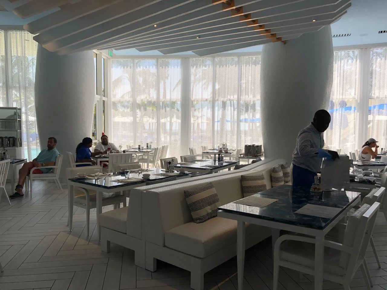 St. Regis Bar, Wine Vault ad Sushi Lounge, Atlantikos, a Greek-themed indoor/outdoor restaurant, the BH Burger Bar,&nbsp; and La Gourmandise, a coffee shop