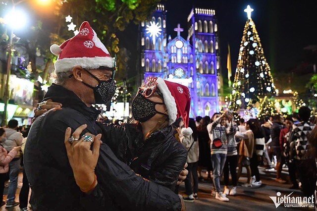 A journalist from Vietnam.net Official captured this shot at St Joseph&rsquo;s Cathedral on Christmas Eve. 
&mdash; Thousands of people take to the streets to go to the lake, the market and/or the Cathedral here in the Ho&agrave;n Kiếm district of Ha