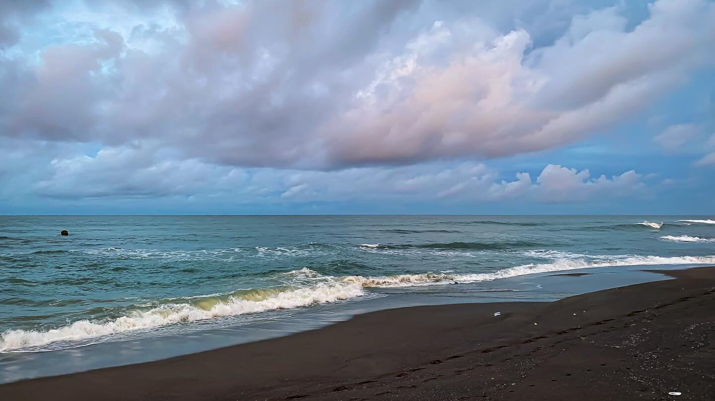 #bali #beach #clouds #indonesia #33trekking #livelaughlove #travel #adventure #backpacking #explore #photography #travelphotography #blog #nomadic #liveauthentic #worldtravel #artofvisuals #scenic #natgeo  #danajonchappelle #shotoniphone #sunrise