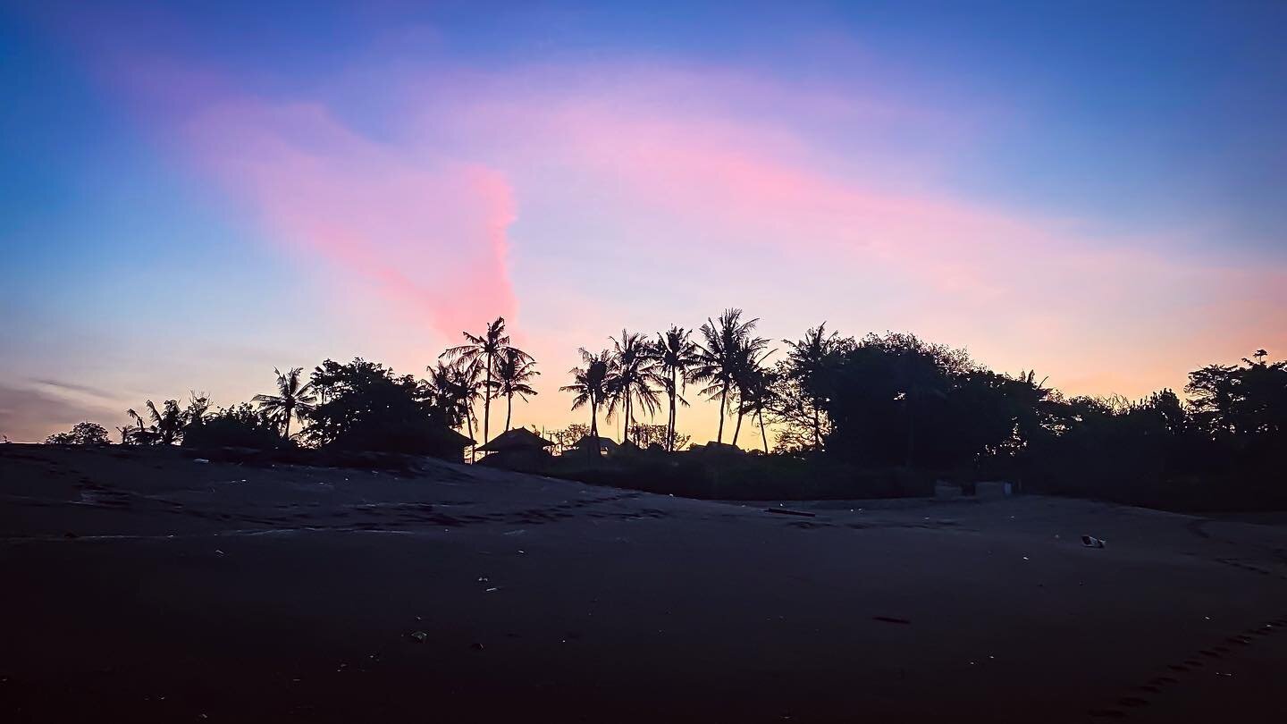 #bali #beach #clouds #indonesia #33trekking #livelaughlove #travel #adventure #backpacking #explore #photography #travelphotography #blog #nomadic #liveauthentic #worldtravel #artofvisuals #scenic #natgeo  #danajonchappelle #shotoniphone #sunrise